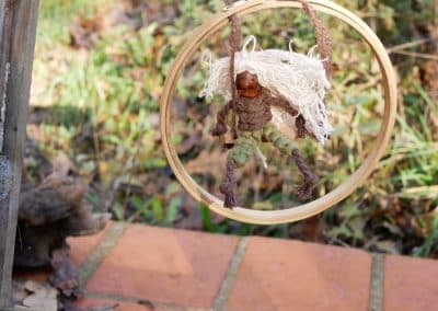 Wichtel aus Baumperle mit Makramee