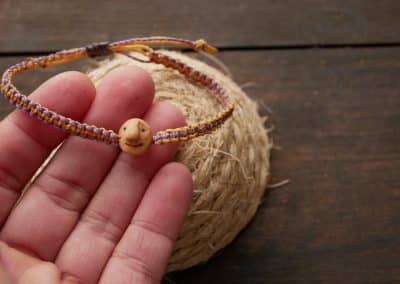 Armband Wichtel aus Baumperle und Makramee