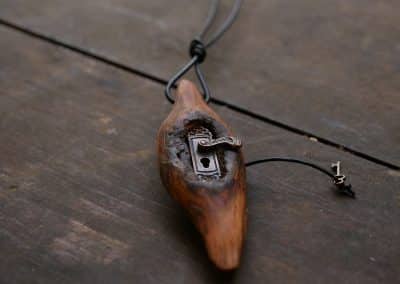 Pinienholz Schloss Kette