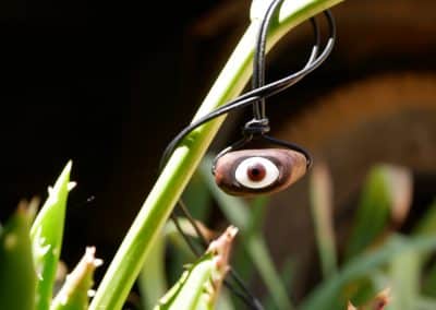 Auge Glasauge in Baumperle eingefasst