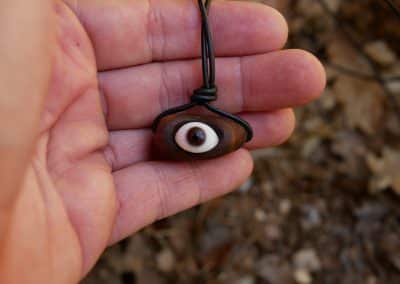 Auge Glasauge in Baumperle eingefasst
