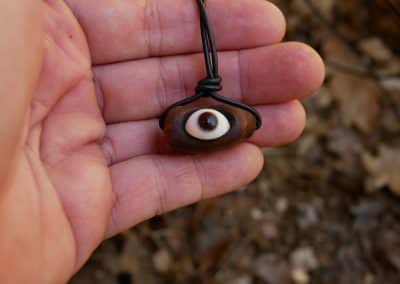 Auge Glasauge in Baumperle eingefasst