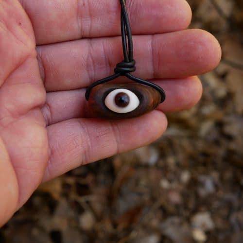 Auge Glasauge in Baumperle eingefasst