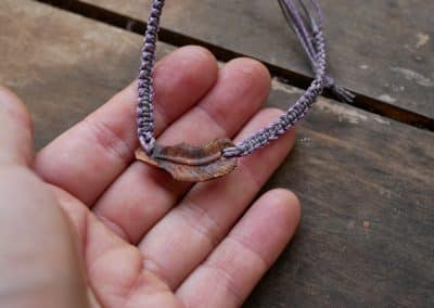 Makramee Armband mit einer Baumperle als Feder geschnitzt
