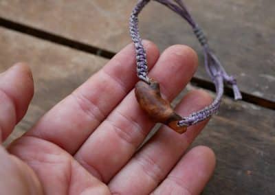 Makramee Armband mit einer Baumperle als Feder geschnitzt
