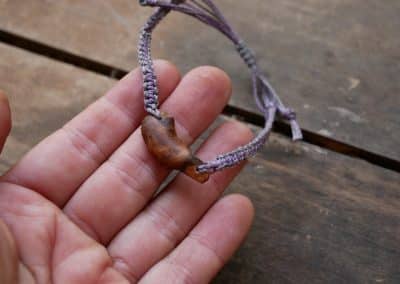 Makramee Armband mit einer Baumperle als Feder geschnitzt