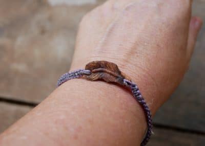 Makramee Armband mit einer Baumperle als Feder geschnitzt