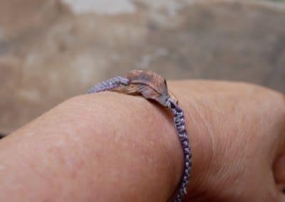 Makramee Armband mit einer Baumperle als Feder geschnitzt
