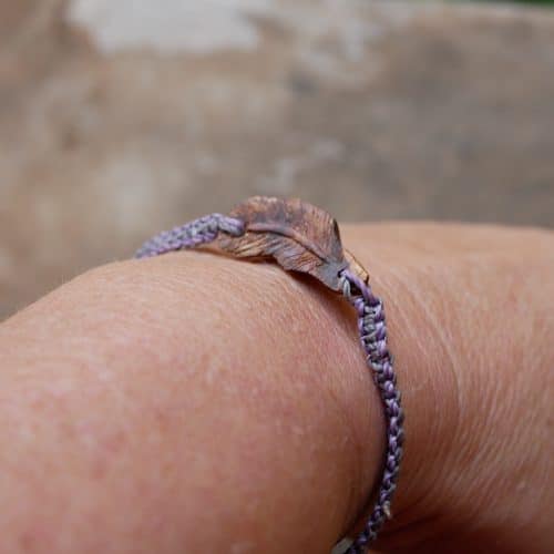 Makramee Armband mit einer Baumperle als Feder geschnitzt