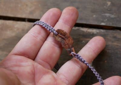 Makramee Armband mit einer Baumperle als Feder geschnitzt