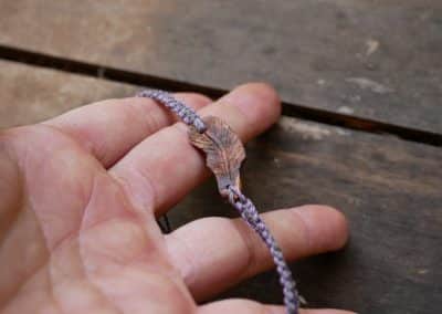 Makramee Armband mit einer Baumperle als Feder geschnitzt