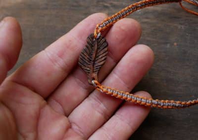 Makramee Armband mit einer Baumperle als Feder geschnitzt