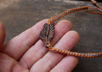 Makramee Armband mit einer Baumperle als Feder geschnitzt