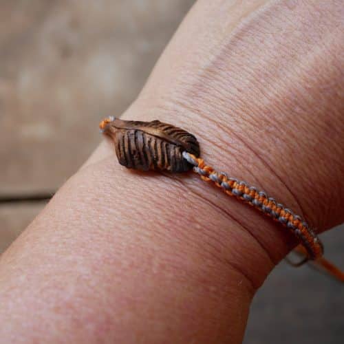 Makramee Armband mit einer Baumperle als Feder geschnitzt