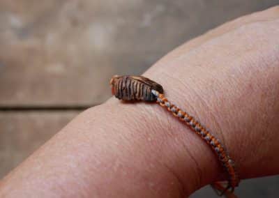 Makramee Armband mit einer Baumperle als Feder geschnitzt