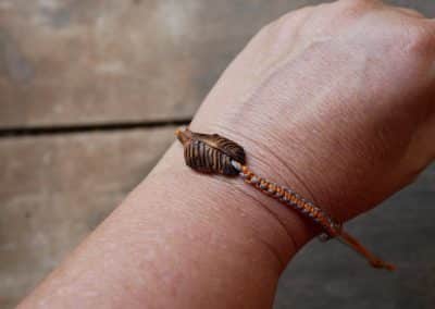 Makramee Armband mit einer Baumperle als Feder geschnitzt