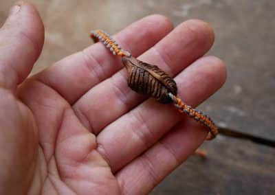 Makramee Armband mit einer Baumperle als Feder geschnitzt