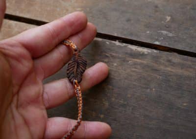 Makramee Armband mit einer Baumperle als Feder geschnitzt