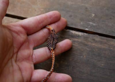 Makramee Armband mit einer Baumperle als Feder geschnitzt