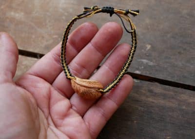 Makramee Armband mit einer Baumperle als Feder geschnitzt