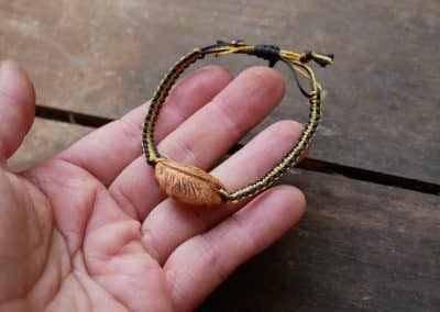 Makramee Armband mit einer Baumperle als Feder geschnitzt