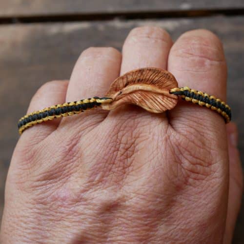 Makramee Armband mit einer Baumperle als Feder geschnitzt