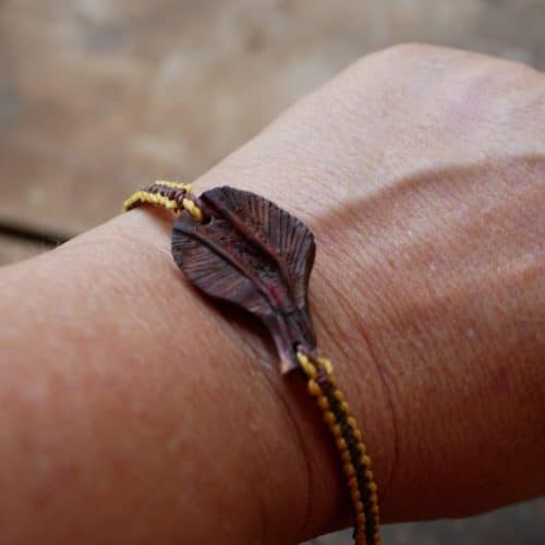Makramee Armband mit einer Baumperle als Feder geschnitzt