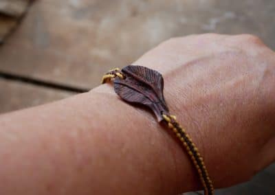 Makramee Armband mit einer Baumperle als Feder geschnitzt