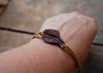 Makramee Armband mit einer Baumperle als Feder geschnitzt