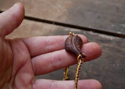 Makramee Armband mit einer Baumperle als Feder geschnitzt