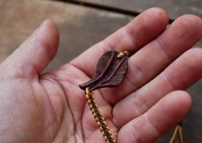 Makramee Armband mit einer Baumperle als Feder geschnitzt
