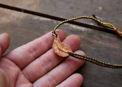Makramee Armband mit einer Baumperle als Feder geschnitzt