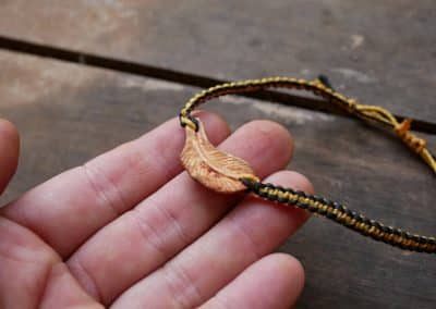 Makramee Armband mit einer Baumperle als Feder geschnitzt