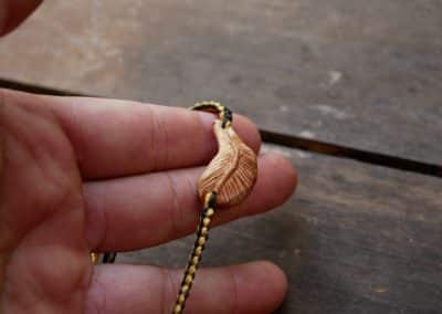 Makramee Armband mit einer Baumperle als Feder geschnitzt