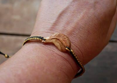 Makramee Armband mit einer Baumperle als Feder geschnitzt