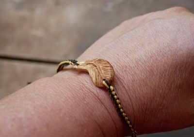 Makramee Armband mit einer Baumperle als Feder geschnitzt