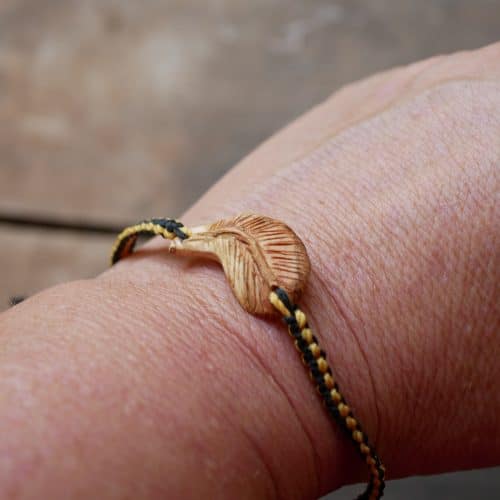 Makramee Armband mit einer Baumperle als Feder geschnitzt