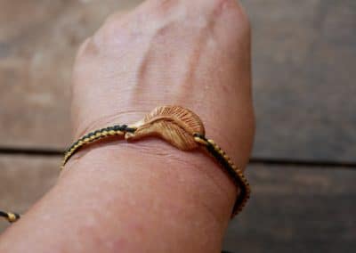 Makramee Armband mit einer Baumperle als Feder geschnitzt
