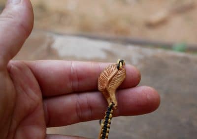 Makramee Armband mit einer Baumperle als Feder geschnitzt