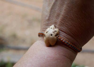 Baumperlen Wichtel Armband Makramee
