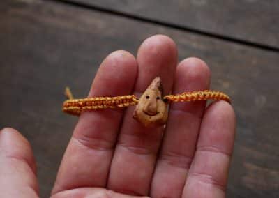 Baumperlen Wichtel Armband Makramee