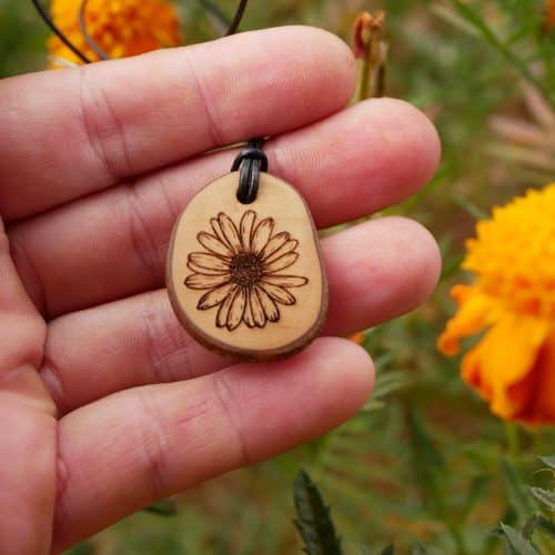 Kette mit Olivenholz und einer eingebrannten Blume b