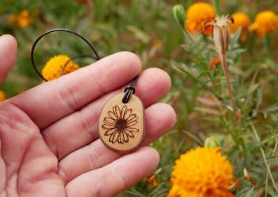 Kette mit Olivenholz und einer eingebrannten Blume b
