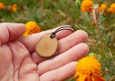 Kette mit Olivenholz und einer eingebrannten Blume b