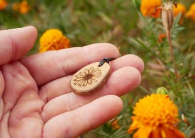 Kette mit Olivenholz und einer eingebrannten Blume b