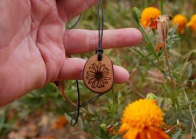 Kette mit Olivenholz und einer eingebrannten Blume b