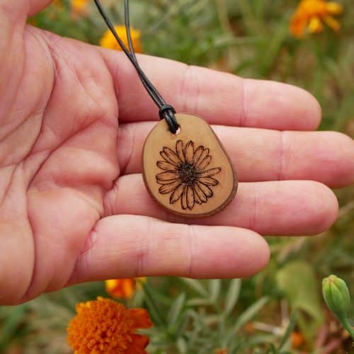Kette mit Olivenholz und einer eingebrannten Blume a