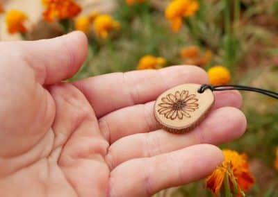 Kette mit Olivenholz und einer eingebrannten Blume a