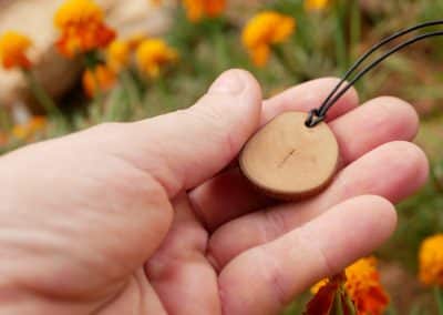 Kette mit Olivenholz und einer eingebrannten Blume a