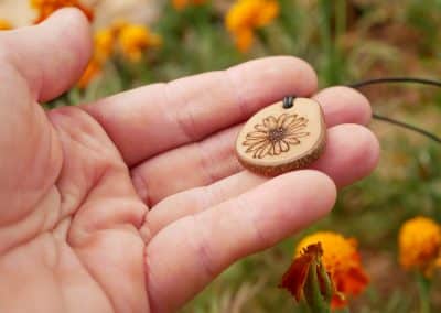 Kette mit Olivenholz und einer eingebrannten Blume a